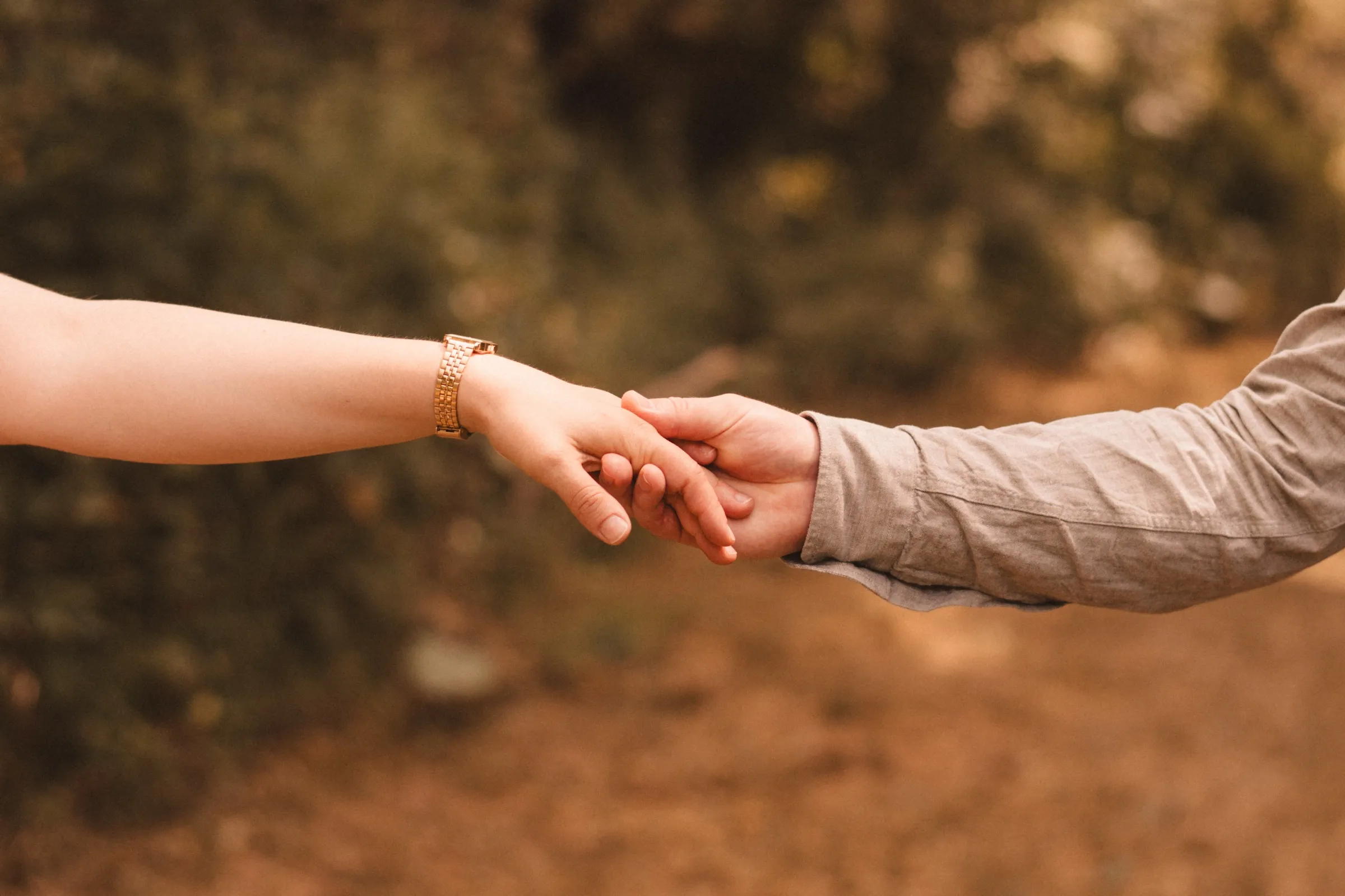 Deux amoureux se tiennent la main dans une lumière douce et poétique