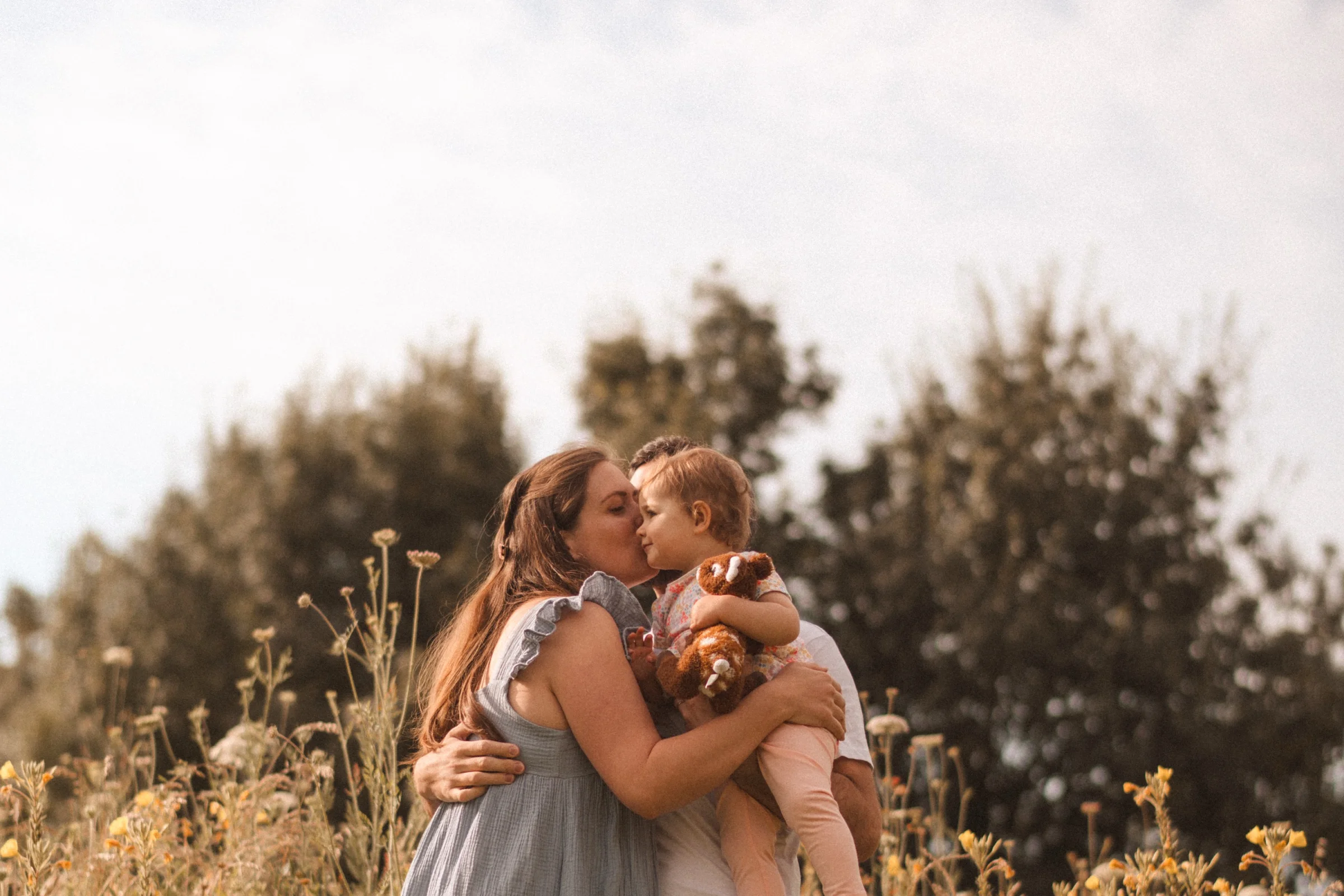 Moment de complicité familiale en extérieur au coucher du soleil