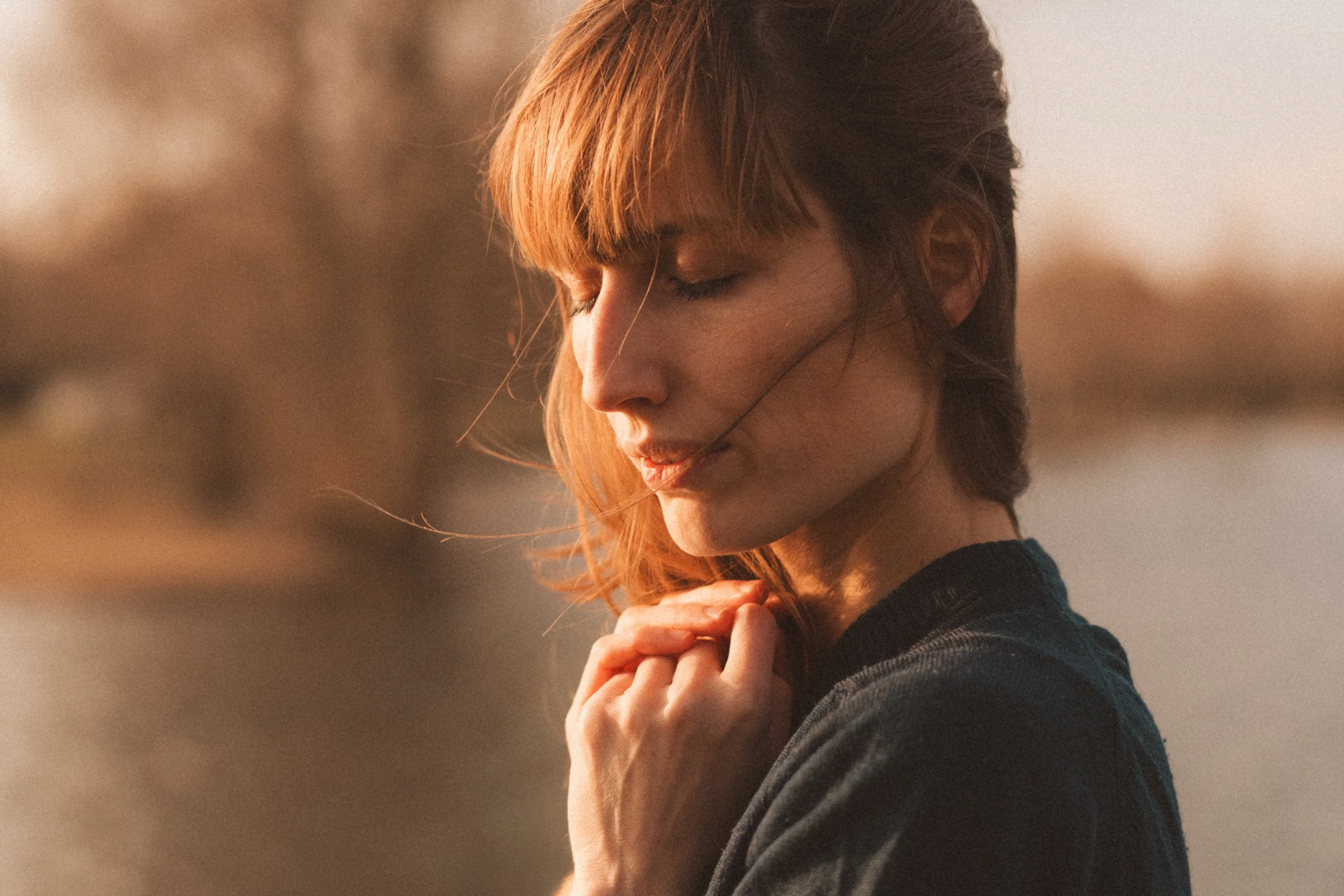 Portrait de femme en lumière naturelle, élégant et doux