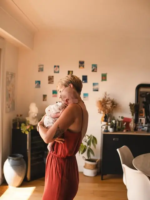 Il y a ces premiers jours remplis d’amour, de bras, de petits gestes pour rassurer, pour se lover… tout un lien qui se tisse…